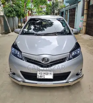 Toyota Vitz 2011 Silver