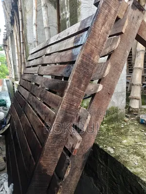 দুইজনে চৌকি ব্যবহৃত।