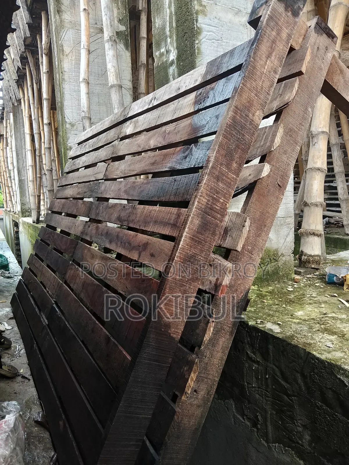 দুইজনে চৌকি ব্যবহৃত।