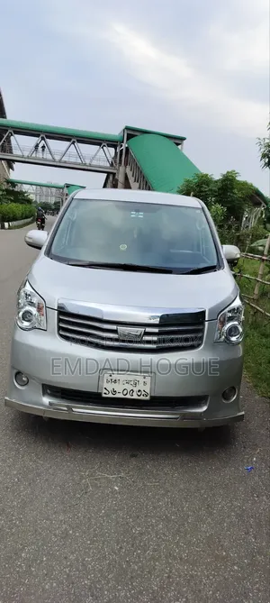 Toyota Noah 2012 Silver