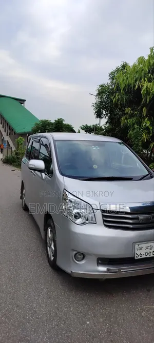 Toyota Noah 2012 Silver