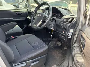 টয়োটা নোয়া ২০২১ সিলভার