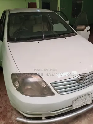 টয়োটা করোলা ২০০৪ সাদা