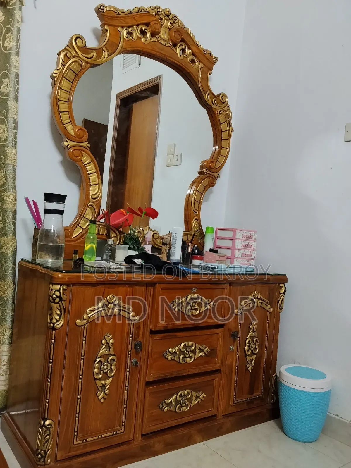 Luxury Dressing Table With Showcase