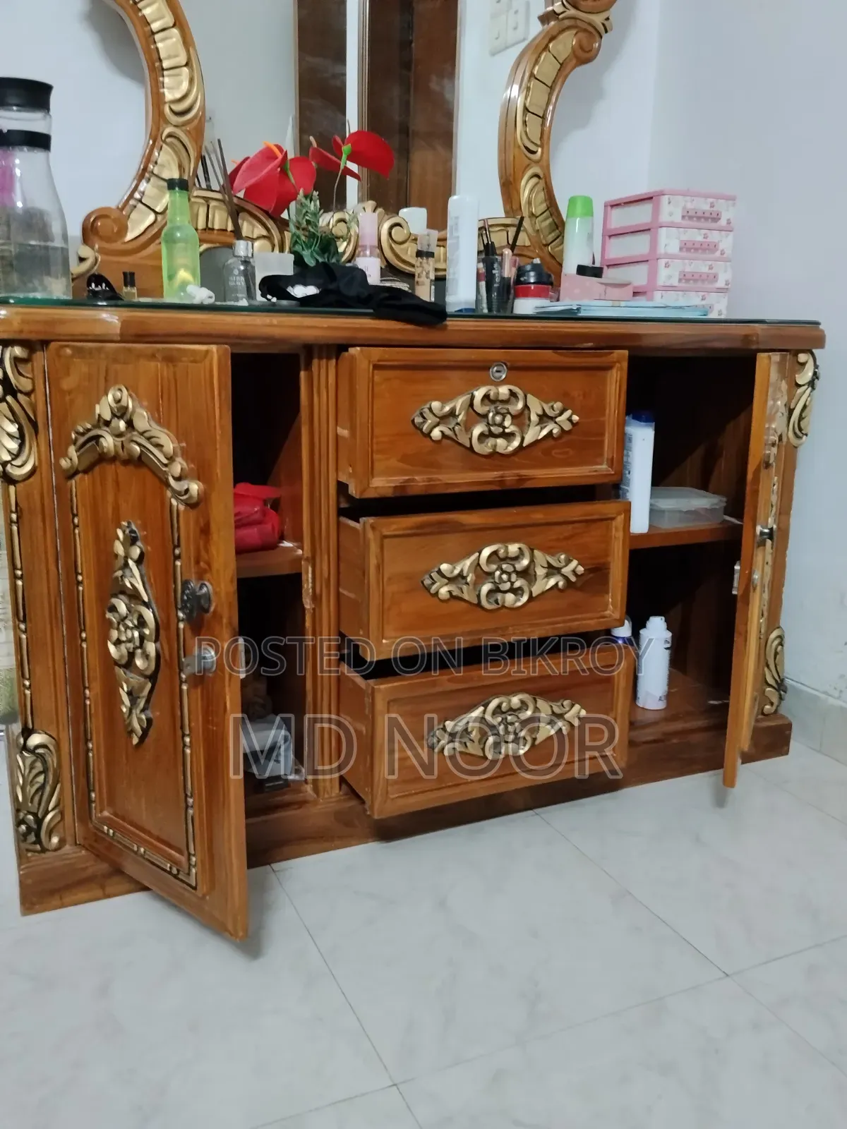 Luxury Dressing Table With Showcase
