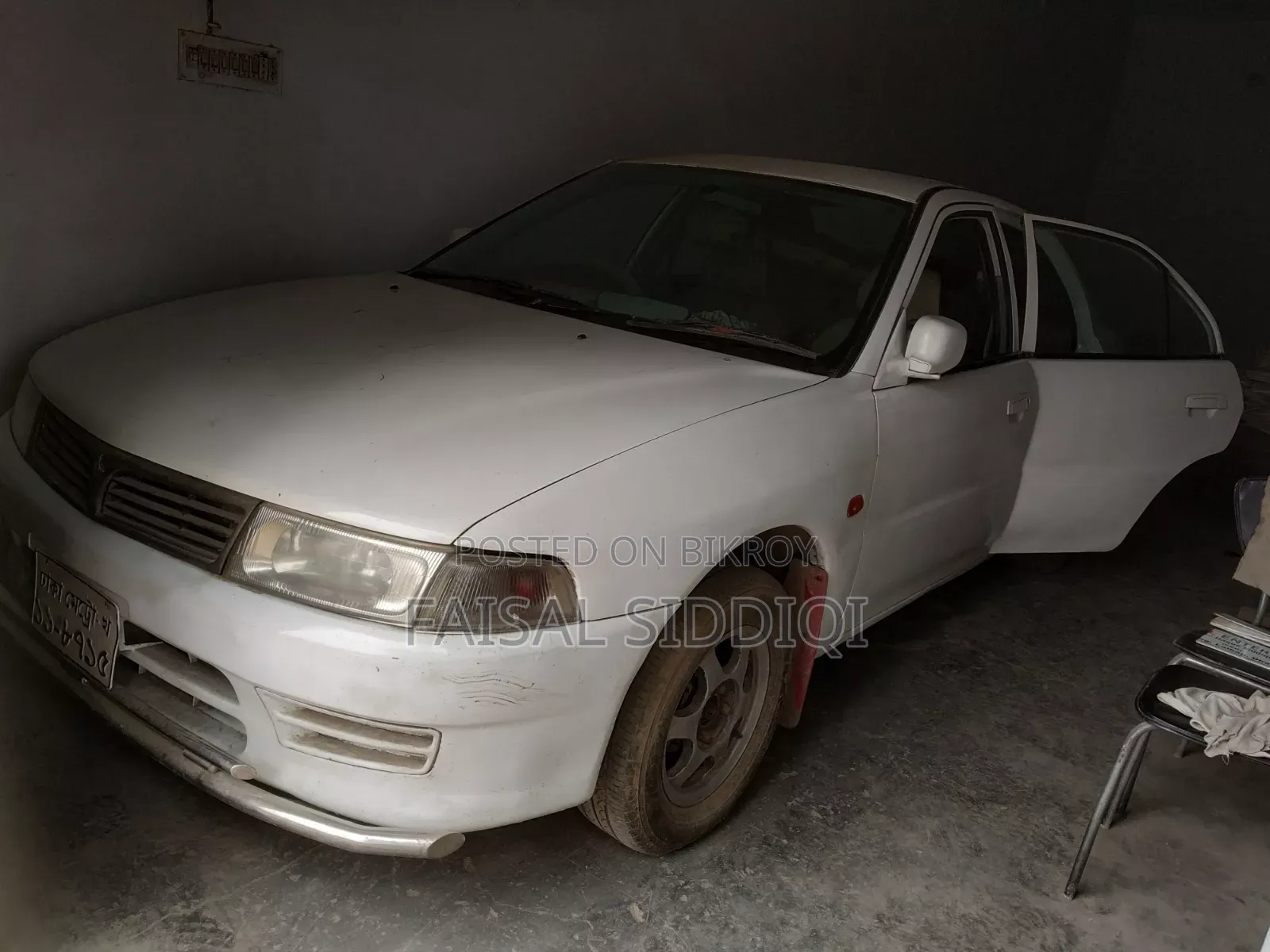 মিতসুবিশি ল্যান্সার ২০০০ সাদা