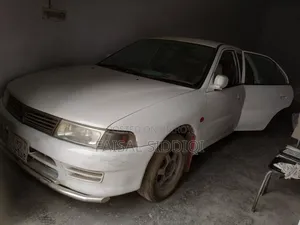 মিতসুবিশি ল্যান্সার ২০০০ সাদা