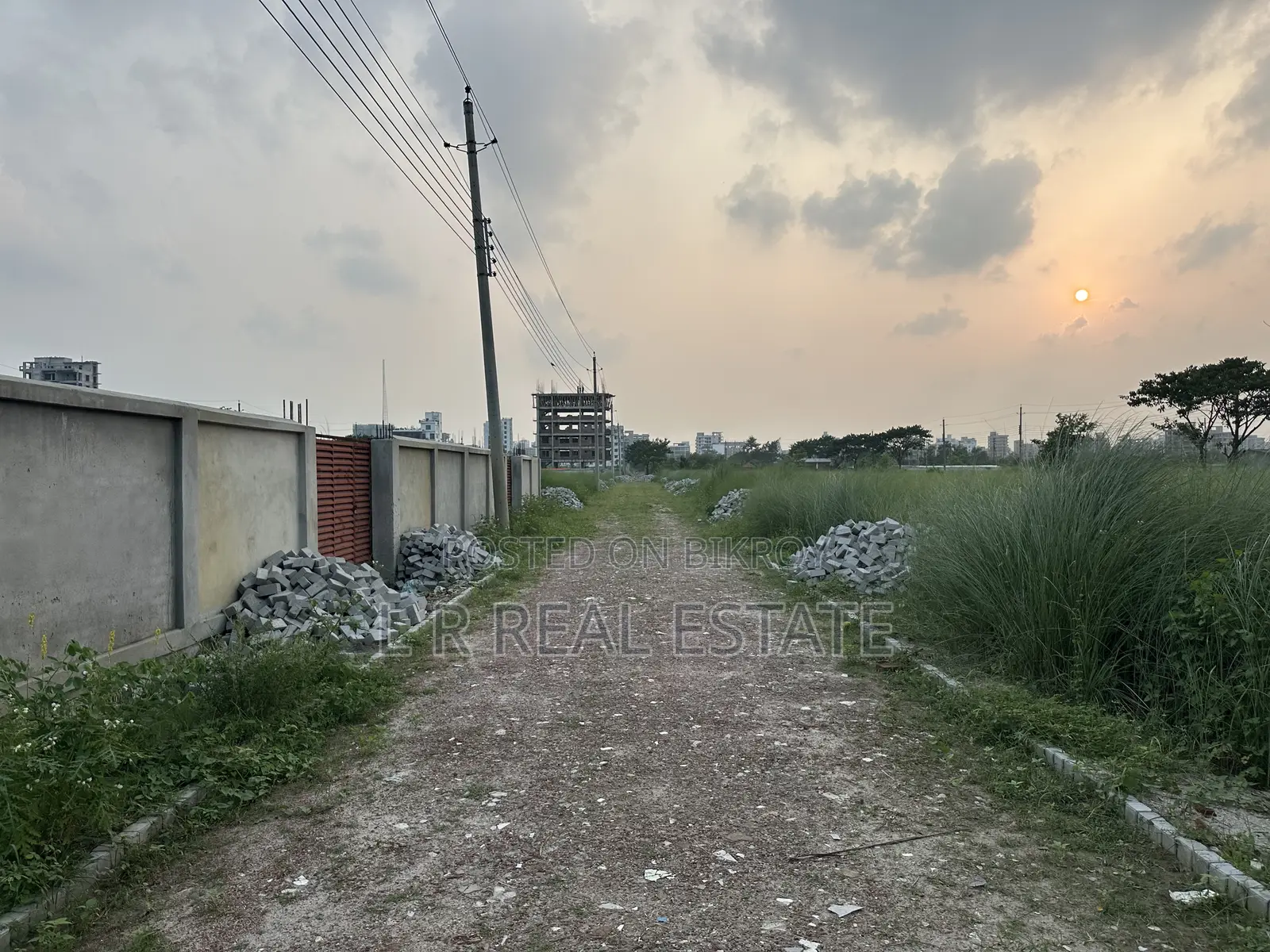 ব্লক-এন,৫-কাঠা,দক্ষিণ-মুখি, আর্জেন্ট বিক্রি হবে,বসুন্ধরা আ/এ