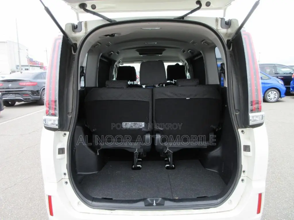 Toyota Noah 2021 White