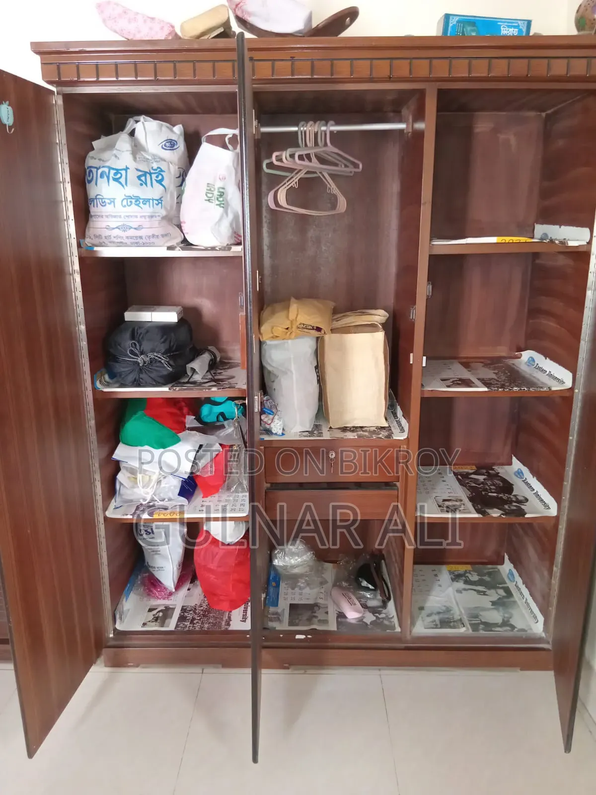 মালয়েশিয়ান কাঠের আলমারি