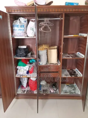 মালয়েশিয়ান কাঠের আলমারি