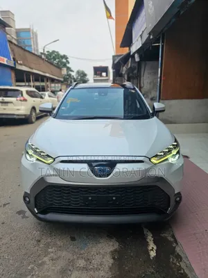 টয়োটা করোল্লা ক্রস ২০২৩ সাদা