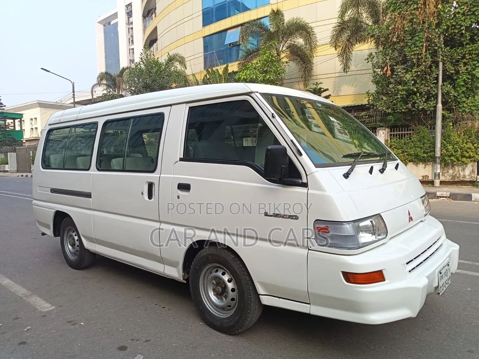Mitsubishi L300 2010 White