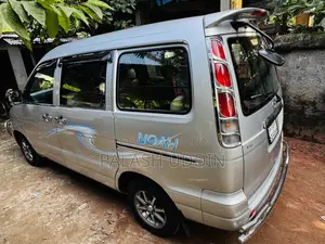 Toyota Noah 2.0 Front Wheel Drive (8 Seater) 2005 Silver