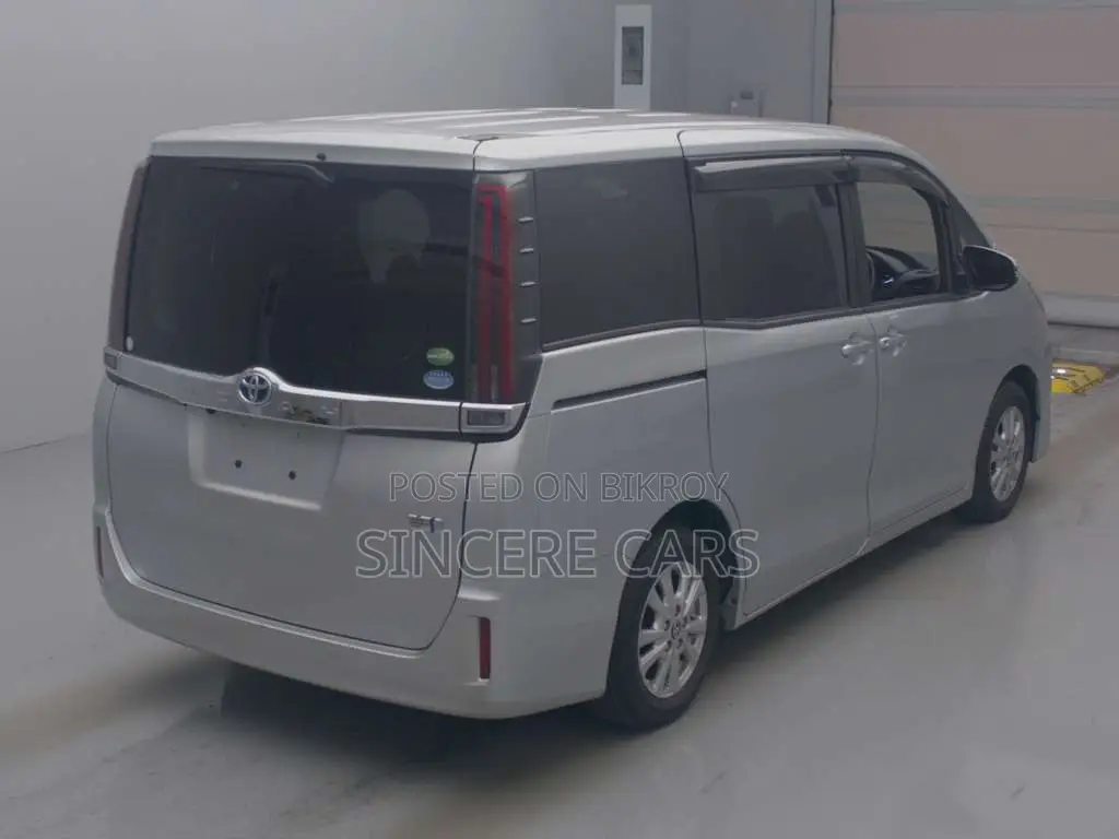 Toyota Noah 2021 Silver
