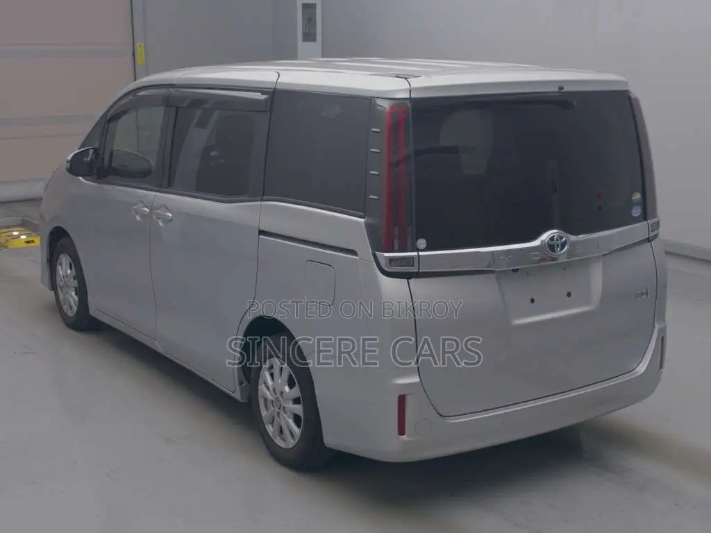 Toyota Noah 2021 Silver