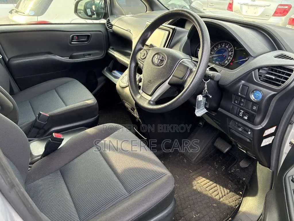 Toyota Noah 2021 Silver
