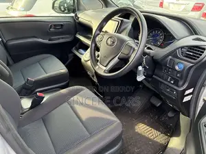 Toyota Noah 2021 Silver
