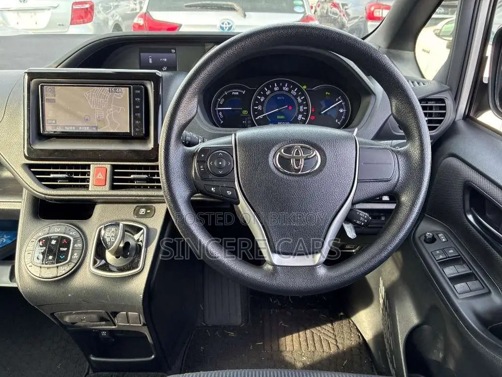 Toyota Noah 2021 Silver