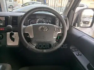 টয়োটা হাইএস ২০২১ সাদা