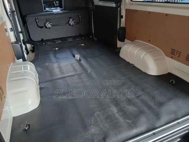 টয়োটা হাইএস ২০২১ সাদা