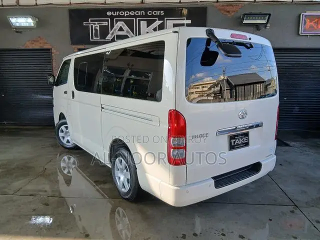 টয়োটা হাইএস ২০২১ সাদা