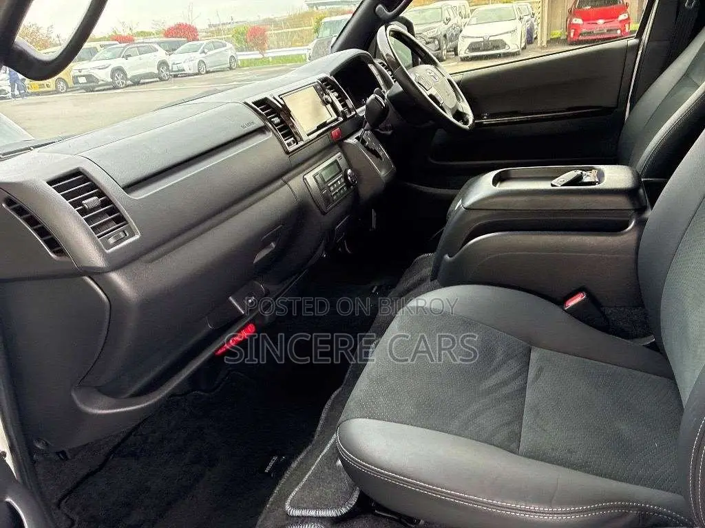 Toyota HiAce 2022 Pearl