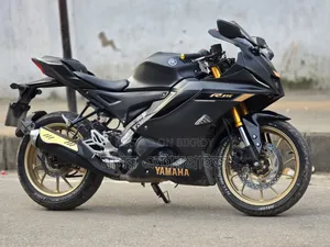 ইয়ামাহা আর১ ২০২২ কালো