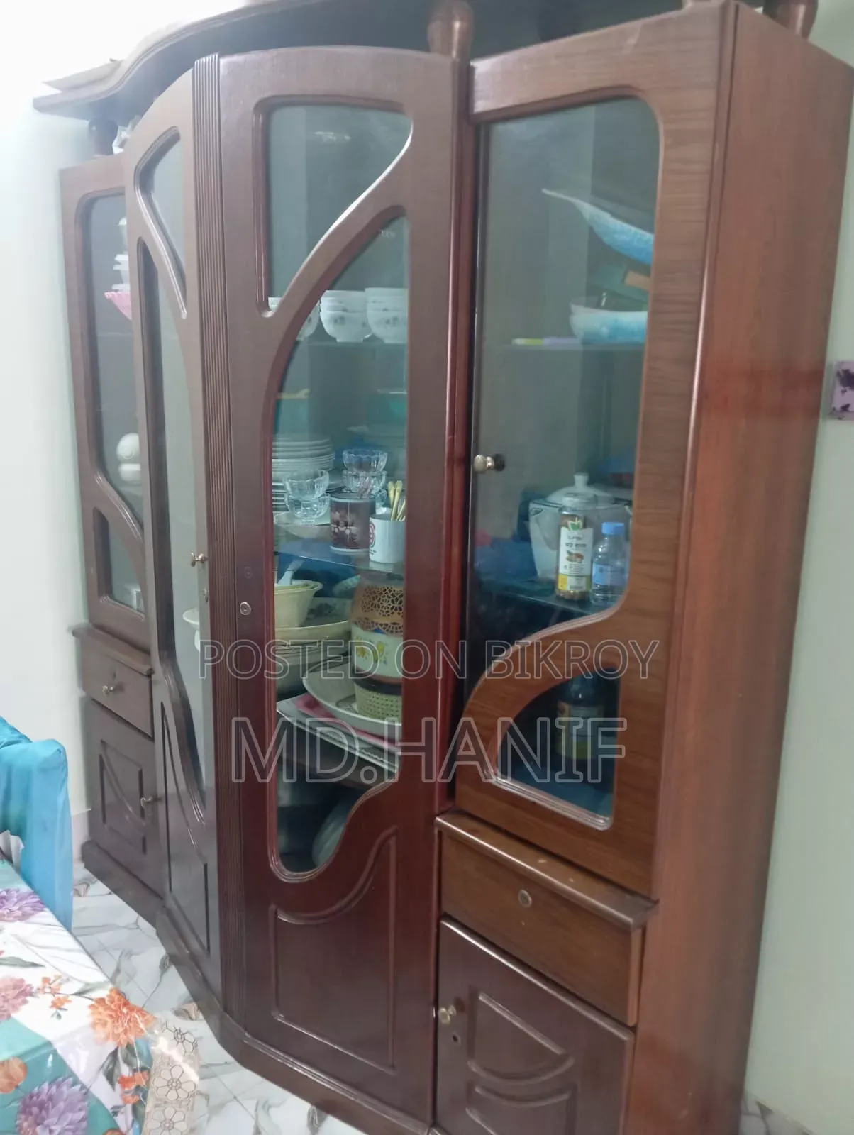 তিন পাটের এই শোকেসটি বিক্রি করা হবে