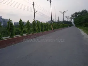 বসুন্ধরা R/a ব্লক-P এ ২১.৬০ কাঠার লেক-ভিউ কর্নার প্লট বিক্রয়