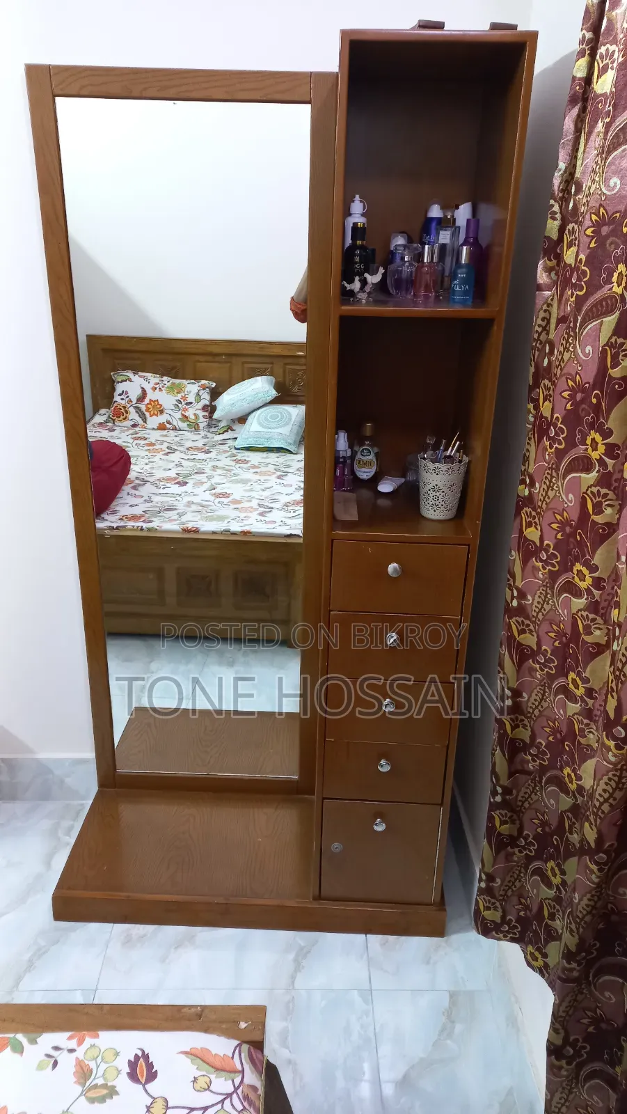 ভ্যানিটি স্ট্যান্ড/ড্রেসিং স্ট্যান্ড