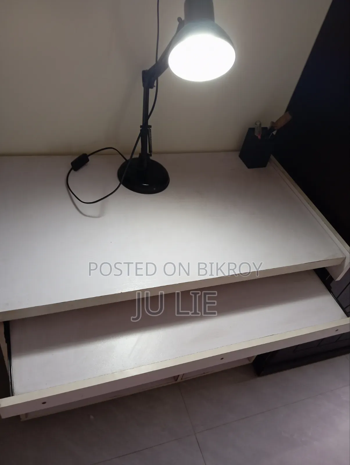 আকর্ষণীয় সাদা রঙের কম্পিউটার/স্টাডি টেবিল (ব্যবহৃত)