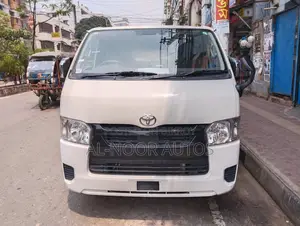টয়োটা হাইএস ২০২১ সাদা