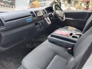 টয়োটা হাইএস ২০২১ সাদা