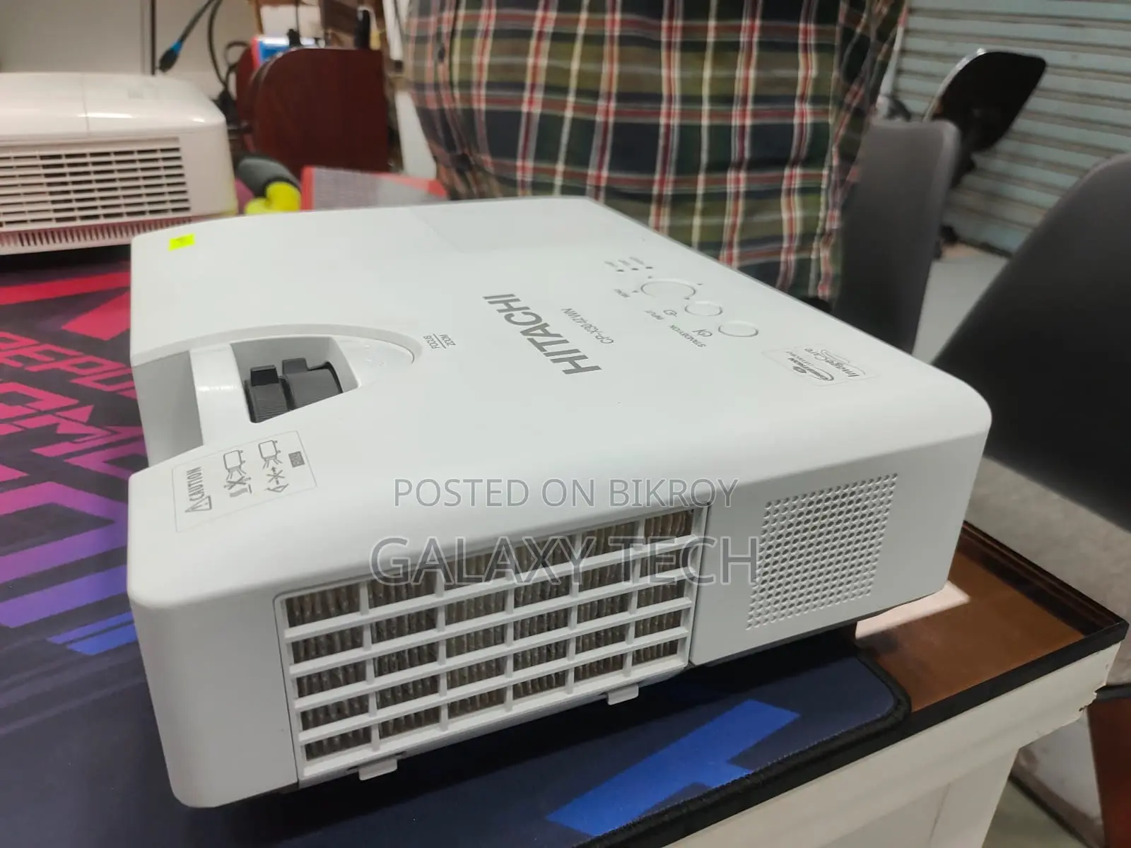 Hitachi CP-X3042WN 3200-Lumen XGA LCD Projector