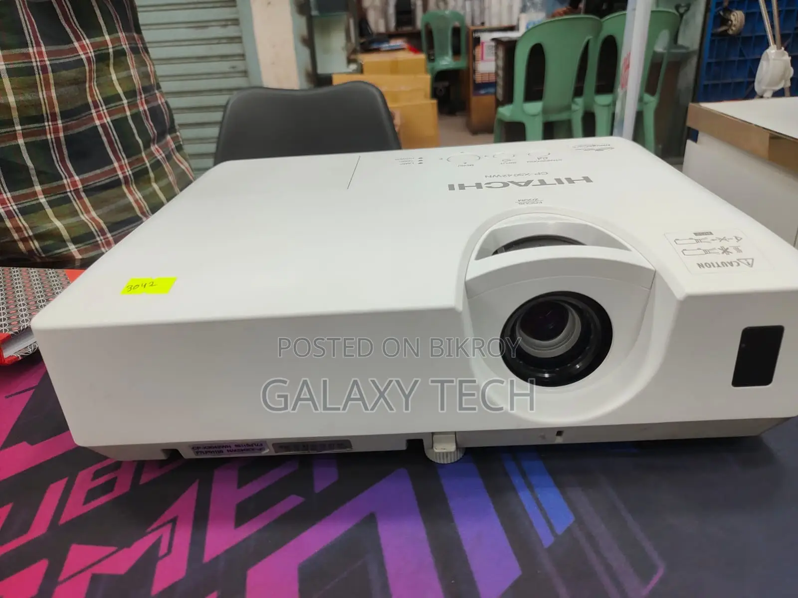 Hitachi CP-X3042WN 3200-Lumen XGA LCD Projector