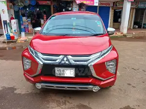 মিতসুবিশি এক্সপ্যান্ডার ২০২২ লাল