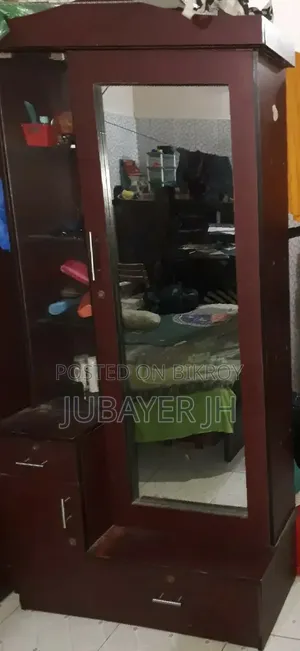 Selling at a low price, like-new dressing table