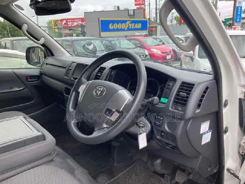 Toyota HiAce 2021 White