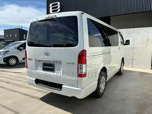 টয়োটা হাইএস ২০২৩ সাদা
