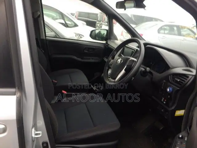 Toyota Noah 2021 Silver