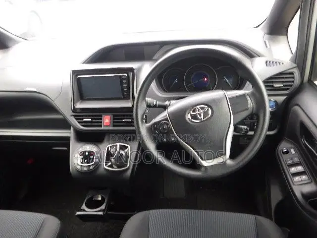 Toyota Noah 2021 Silver