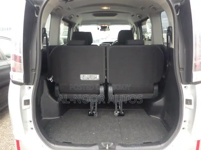 Toyota Noah 2021 Silver