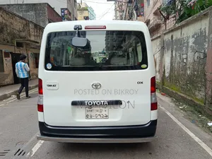 টয়োটা টাউনএস ২০১০ সাদা