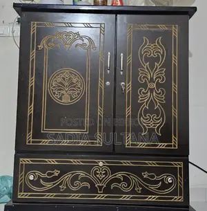 কাঠের আলমারি