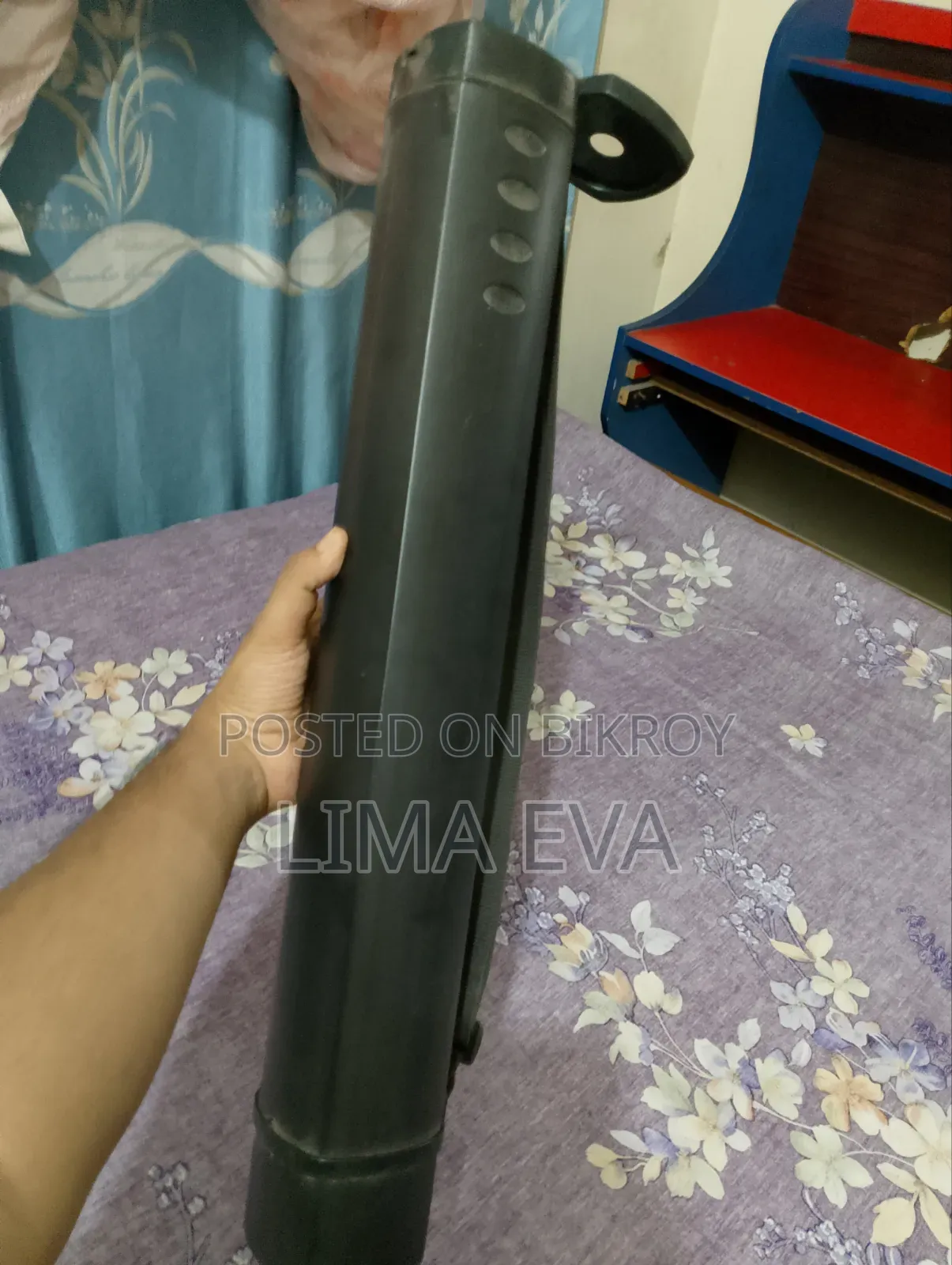 এটি একটি কালো দৈর্ঘ্যে প্রায় ২৪ ইঞ্চি থেকে ৪০ ইঞ্চি
