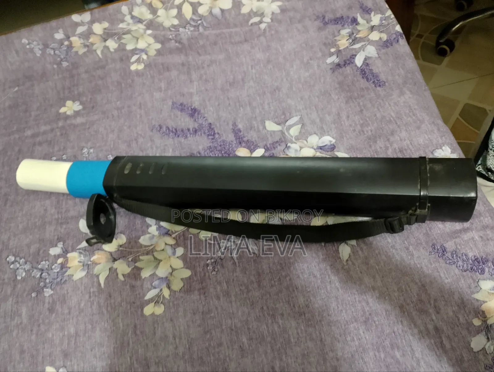 এটি একটি কালো দৈর্ঘ্যে প্রায় ২৪ ইঞ্চি থেকে ৪০ ইঞ্চি