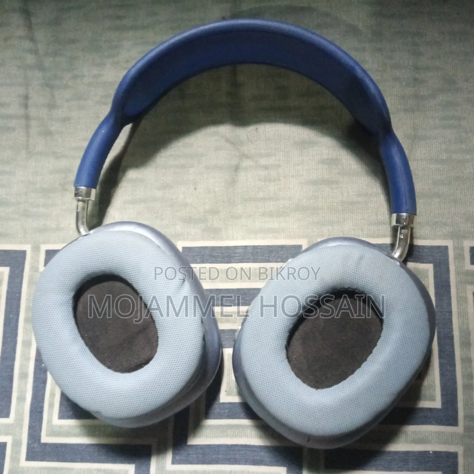 এগুলো নীল রঙের ওয়্যারলেস ওভার-ইয়ার হেডফোন।