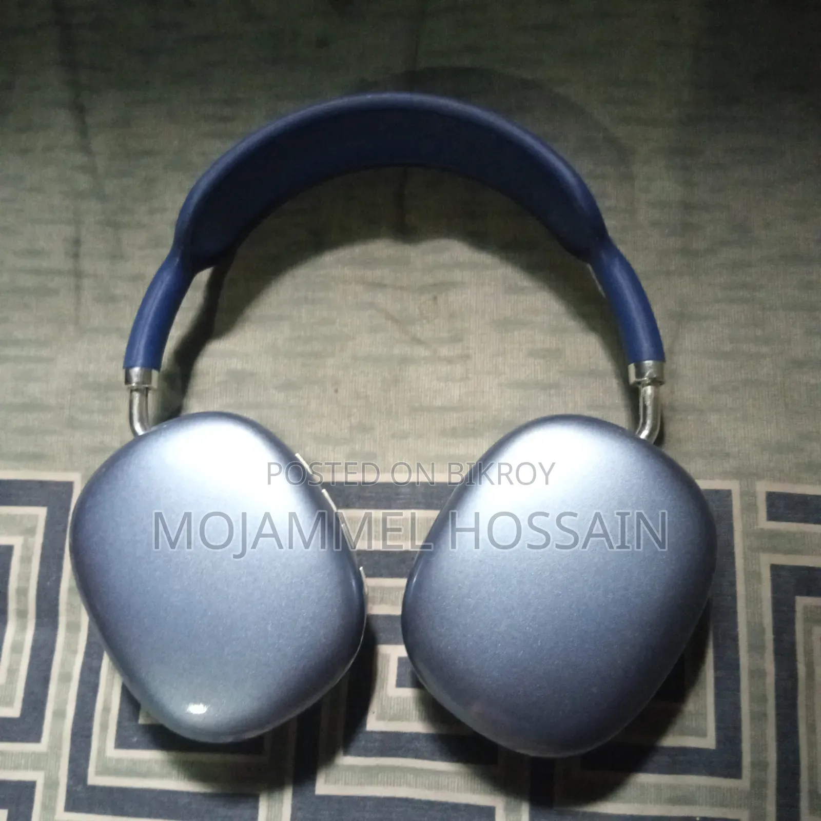 এগুলো নীল রঙের ওয়্যারলেস ওভার-ইয়ার হেডফোন।