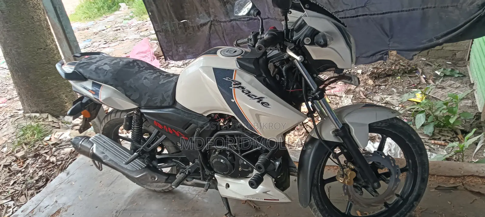 টিভিএস অ্যাপাচি আরটিআর ১৬০ ২ভি ২০১৯ সাদা